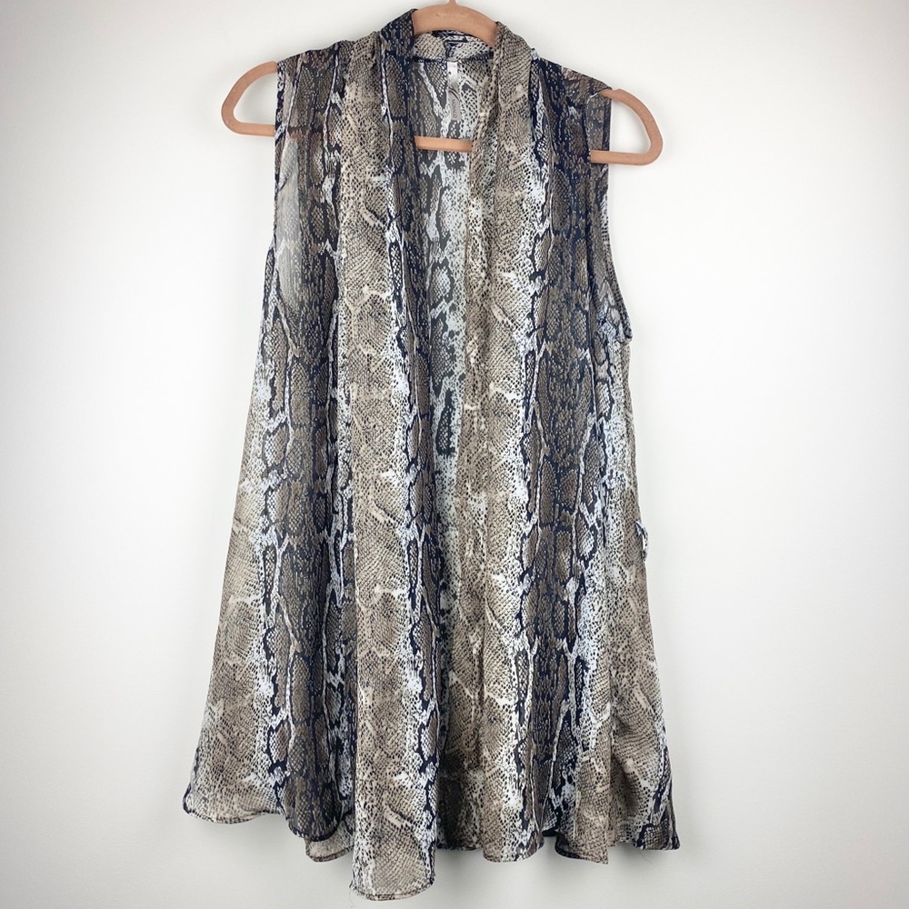 MONACO Sleeveless lightweight Shrug